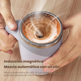 Vista desde arriba del café mezclándose en remolino dentro de la taza